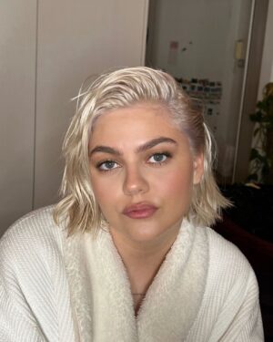 Louane Emera Instagram - 2024 et mes milles couleurs de cheveux. Va voir la dernière slide si tu veux voir par quoi je suis passée pour enlever le rouge ptdr ♥️