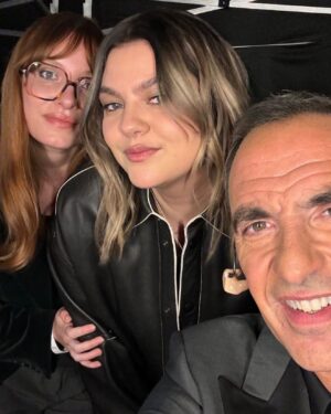 Louane Emera Instagram - 2024 et mes milles couleurs de cheveux. Va voir la dernière slide si tu veux voir par quoi je suis passée pour enlever le rouge ptdr ♥️