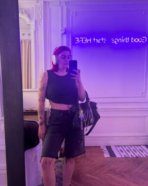 Louane Emera Instagram - 2024 et mes milles couleurs de cheveux. Va voir la dernière slide si tu veux voir par quoi je suis passée pour enlever le rouge ptdr ♥️