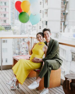 Louisa Mak Instagram - 懷孕是一段瘋狂又美妙的旅程——雖然，有時候也伴隨著一些讓人哭笑不得的情況。本來想穿一個燦爛的顏色，寓意寶寶將來能成為別人的陽光，出來的效果卻驚喜地像奶龍😂

從社交媒體上看到好多別人美麗的孕照、對 “Amazing Pregnancy Journey” 的感歎… 但 “Amazing” 背後是很多的不安與不適；由fatigue、腸胃不適（原來不止於孕吐），到身形、體重、行動力的變化，到脫髮、波動的情緒——這些都是美麗的孕照上看不到的。有些日子我會覺得自己光芒四射、充滿力量，而有些日子…… 我覺得自己像一粒會行走的M&M。

幸運的我有家人無盡的愛錫和關懷；老公更是每天「um住良心」誇我漂亮。既然如此，就讓我繼續show off這時間限定的M&M身形吧！相信這一切都會成為我人生中值得回味的時光~

#pregnancyjourney
