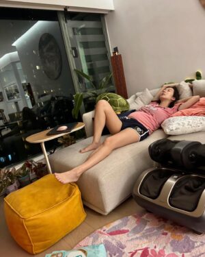 Louisa Mak Instagram - 懷孕是一段瘋狂又美妙的旅程——雖然，有時候也伴隨著一些讓人哭笑不得的情況。本來想穿一個燦爛的顏色，寓意寶寶將來能成為別人的陽光，出來的效果卻驚喜地像奶龍😂

從社交媒體上看到好多別人美麗的孕照、對 “Amazing Pregnancy Journey” 的感歎… 但 “Amazing” 背後是很多的不安與不適；由fatigue、腸胃不適（原來不止於孕吐），到身形、體重、行動力的變化，到脫髮、波動的情緒——這些都是美麗的孕照上看不到的。有些日子我會覺得自己光芒四射、充滿力量，而有些日子…… 我覺得自己像一粒會行走的M&M。

幸運的我有家人無盡的愛錫和關懷；老公更是每天「um住良心」誇我漂亮。既然如此，就讓我繼續show off這時間限定的M&M身形吧！相信這一切都會成為我人生中值得回味的時光~

#pregnancyjourney