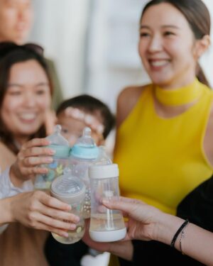 Louisa Mak Instagram - 生日party暨baby shower —— 因為成為媽媽，從學會multitasking開始！

自從6個多月之前，人生再也不只是屬於自己了。不過能健健康康地和這個小生命一起分享歡樂時刻，已經是最好的生日禮物。

感謝各位uncle auntie的厚愛，還幫忙提議了名字😂 。從創意角度，暫時盛裝跑出！ @keithshing_ 

***

Birthday party cum baby shower—because being a mum starts with mastering the art of multitasking! 😂

Since 6 months ago, my life no longer belongs to just me. But honestly, sharing happiness with this little human is the best birthday gift I could ask for. 

Thank you to uncles and aunties for your shower of love (and for making me feel like a queen for the day—before the real boss arrives 😅). Feeling so blessed. Here’s to celebrating life, love, and the chaos ahead! 

#BirthdayBabyShower #multitaskingmum #happybirthday #又大一歲

Cake @ladymhk | Hair @carmanngaihair | Makeup @ki.neks_ho | Photos @humphreygor