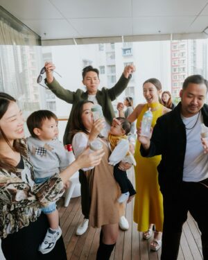 Louisa Mak Instagram - 生日party暨baby shower —— 因為成為媽媽，從學會multitasking開始！

自從6個多月之前，人生再也不只是屬於自己了。不過能健健康康地和這個小生命一起分享歡樂時刻，已經是最好的生日禮物。

感謝各位uncle auntie的厚愛，還幫忙提議了名字😂 。從創意角度，暫時盛裝跑出！ @keithshing_ 

***

Birthday party cum baby shower—because being a mum starts with mastering the art of multitasking! 😂

Since 6 months ago, my life no longer belongs to just me. But honestly, sharing happiness with this little human is the best birthday gift I could ask for. 

Thank you to uncles and aunties for your shower of love (and for making me feel like a queen for the day—before the real boss arrives 😅). Feeling so blessed. Here’s to celebrating life, love, and the chaos ahead! 

#BirthdayBabyShower #multitaskingmum #happybirthday #又大一歲

Cake @ladymhk | Hair @carmanngaihair | Makeup @ki.neks_ho | Photos @humphreygor