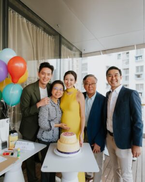 Louisa Mak Instagram - 生日party暨baby shower —— 因為成為媽媽，從學會multitasking開始！

自從6個多月之前，人生再也不只是屬於自己了。不過能健健康康地和這個小生命一起分享歡樂時刻，已經是最好的生日禮物。

感謝各位uncle auntie的厚愛，還幫忙提議了名字😂 。從創意角度，暫時盛裝跑出！ @keithshing_ 

***

Birthday party cum baby shower—because being a mum starts with mastering the art of multitasking! 😂

Since 6 months ago, my life no longer belongs to just me. But honestly, sharing happiness with this little human is the best birthday gift I could ask for. 

Thank you to uncles and aunties for your shower of love (and for making me feel like a queen for the day—before the real boss arrives 😅). Feeling so blessed. Here’s to celebrating life, love, and the chaos ahead! 

#BirthdayBabyShower #multitaskingmum #happybirthday #又大一歲

Cake @ladymhk | Hair @carmanngaihair | Makeup @ki.neks_ho | Photos @humphreygor