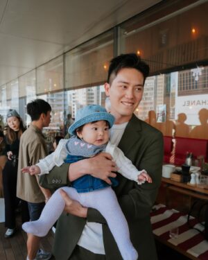 Louisa Mak Instagram - 生日party暨baby shower —— 因為成為媽媽，從學會multitasking開始！

自從6個多月之前，人生再也不只是屬於自己了。不過能健健康康地和這個小生命一起分享歡樂時刻，已經是最好的生日禮物。

感謝各位uncle auntie的厚愛，還幫忙提議了名字😂 。從創意角度，暫時盛裝跑出！ @keithshing_ 

***

Birthday party cum baby shower—because being a mum starts with mastering the art of multitasking! 😂

Since 6 months ago, my life no longer belongs to just me. But honestly, sharing happiness with this little human is the best birthday gift I could ask for. 

Thank you to uncles and aunties for your shower of love (and for making me feel like a queen for the day—before the real boss arrives 😅). Feeling so blessed. Here’s to celebrating life, love, and the chaos ahead! 

#BirthdayBabyShower #multitaskingmum #happybirthday #又大一歲

Cake @ladymhk | Hair @carmanngaihair | Makeup @ki.neks_ho | Photos @humphreygor