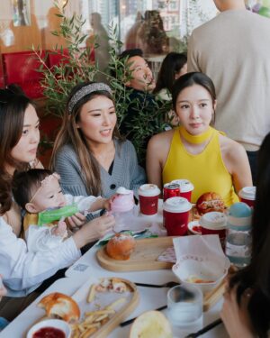 Louisa Mak Instagram - 生日party暨baby shower —— 因為成為媽媽，從學會multitasking開始！

自從6個多月之前，人生再也不只是屬於自己了。不過能健健康康地和這個小生命一起分享歡樂時刻，已經是最好的生日禮物。

感謝各位uncle auntie的厚愛，還幫忙提議了名字😂 。從創意角度，暫時盛裝跑出！ @keithshing_ 

***

Birthday party cum baby shower—because being a mum starts with mastering the art of multitasking! 😂

Since 6 months ago, my life no longer belongs to just me. But honestly, sharing happiness with this little human is the best birthday gift I could ask for. 

Thank you to uncles and aunties for your shower of love (and for making me feel like a queen for the day—before the real boss arrives 😅). Feeling so blessed. Here’s to celebrating life, love, and the chaos ahead! 

#BirthdayBabyShower #multitaskingmum #happybirthday #又大一歲

Cake @ladymhk | Hair @carmanngaihair | Makeup @ki.neks_ho | Photos @humphreygor
