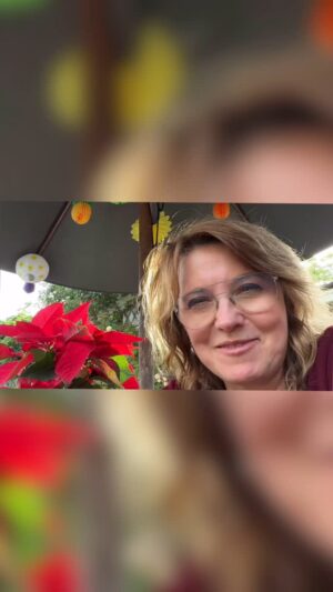 Lucy Lawless Instagram - Happy holidays and hello 2025! Seek peace, lots of love 🫶

#newyeariscoming #2025