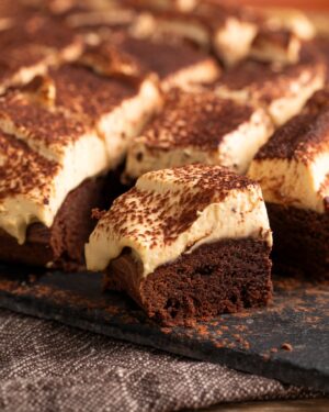Ludovica Gargari Instagram - Uniamo due classici in un unico delizioso dolce: oggi brownimisù 🙌💚🔥 @lulugargari, Resident Chef Creator ✨
 
Ingredienti per una teglia 20×20 cm

Per la base brownies:
200 g Cioccolato fondente 70 %
160 g Zucchero semolato
80 g cacao amaro
120 g Burro
80 g Farina 00
3 Uova

Per la crema:
350 g Mascarpone
2 Uova
80 g di  zucchero
1 cucchiaino di caffe solubile
q.b. Cacao amaro in polvere

Montate le uova con lo zucchero. A parte fate fondere burro e cioccolato mischiati insieme e uniteli al composto. Poi aggiungete farina e cacao, mescolate, versate nello stampo e cuocete in forno a 190 gradi statico per 25 minuti
Montate i tuorli con lo zucchero, aggiungete il mascarpone e il caffè solubile, infine gli albumi montati a neve e mescolate. Fate raffredare il brownie. Coprite con la crema al caffè e spolverizzate con il cacao. Tagliate a cubetti e mangiatelo freddo! 

#giallozafferano #gz #brownie #tiramisu #dolci #dessert