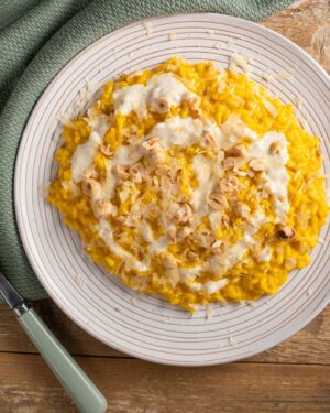 Ludovica Gargari Instagram - 🍝 Il Piatto vincente di… Giorgia Villa @giorgiavilla23, ginnasta italiana, argento a Parigi 2024 🏆🇮🇹 Risotto allo zafferano - EPISODIO 8🔥 Siete prooooonti?!
@lulugargari, Resident Chef Creator 

Ingredienti:
Riso Carnaroli 320 g
Zafferano in polvere 2 bustine
Vino bianco 40 g
Brodo vegetale 1 l
Acqua q.b.
Olio extravergine d'oliva q.b.
Sale fino q.b.

PER MANTECARE
Grana Padano freddo di frigo (da
grattugiare) 80
Burro freddo di frigo 75 g

Per salsa al Grana Padano
50 ml latte
50 ml panna
50 g grana grattugiato
qb nocciole tostate

Procedimento:
Iniziamo tostando il riso insieme a olio e cipolla; sfumiamo con il vino bianco, lasciamo evaporare, poi, iniziamo a cuocere il riso col brodo. Mentre cuoce prepariamo la salsa al Grana Padano: in un pentolino
portiamo a bollore latte e panna. Fuori dal fuoco aggiungiamo il grana poco per volta e mescoliamo con una frusta. A cottura del riso quasi ultimata aggiungiamo lo zafferano. Mescoliamo bene e ultimiamo la cottura, regolando di sale se necessario. Tritiamo poi le nocciole e tostiamole in padella. Risotto pronto: mantechiamolo! Mi raccomando a fuoco spento, con burro e Grana (entrambi freddi di frigo). Possiamo impiattare! Aggiungiamo anche la salsa al Grana e le nocciole tritate! Buon appetito :) 

#giallozafferano #ricette #atleti #giorgiavilla #ginnasticaritmica #risotto #zafferano #foodie #foodvibes #atleti @dmtc_pr