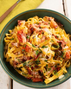 Ludovica Gargari Instagram - 3P: Pasta, pancetta, pomodorini ❤️ @lulugargari, Resident Chef Creator 
@giallozafferano ✨

Ingredienti:
250 g di tagliatelle secche all'uovo
200 g di pancetta
1/2 cipolla
20 g di burro
q.b. di olio EVO
q.b. di sale
q.b. di pepe
200 g di pomodorini
q.b. di vino bianco
q.b. di formaggio grattugiato
q.b. prezzemolo

Tagliate a pezzetti la pancetta. In una padella, fate stufare la cipolla con una noce di burro e un pizzico di sale. Aggiungete la pancetta e doratela per qualche minuto, quindi sfumate con il vino bianco e lasciate evaporare. Unite i pomodorini tagliati e il pepe, mescolando bene.

Cuocete la pasta in abbondante acqua salata, scolatela al dente e mantecatela in padella con il condimento. Aggiungete un filo di olio extravergine di oliva, regolate di sale e completate con del prezzemolo tritato e una grattugiata di parmigiano.

Buon appetito! 😊

#giallozafferano #gz #foodie #foodvibes #pasta #sogood #delicious