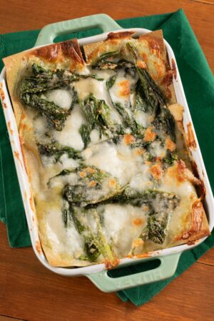 Ludovica Gargari Instagram - Lasagne verdi 💚 Con bieta, formaggi e tanta besciamella! 😍 @lulugargari @giallozafferano 

Ingredienti:
150 g di Lasagne all’uovo VERDI (secche)
200 g bieta con costa fine 
500 ml besciamella pronta
150 g parmigiano
150 g pecorino 
200 g mozzarella 
150 g provola già a fette tonde sottili
q.b. pecorino
q.b. sale
q.b. pepe
q.b. olio evo 

Cuocete le biete in padella con olio, sale e pepe, poi tagliate e strizzate bene la mozzarella. Iniziate a comporre le lasagne: besciamella, sfoglie verdi, bieta, parmigiano, provola, pecorino (se gradito), mozzarella, e ricominciate fino ad ultimare tutti gli strati! Poi via in forno a 190 gradi in modalità statica per 25 minuti. 
Gli ultimi 5 minuti invece, in modalità grill a 200 gradi. 
 
#giallozafferano #gz #foodie #foodvibes #lasagna