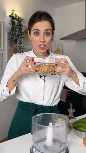 Ludovica Gargari Instagram - per 4 burger 🍔 
250g ceci 
curry qb 
50g spinacino
zenzero qb 
olio evo 15 ml 
sale qb 
1 uovo 
70 g pangrattato 

Frullare tutto 
formare delle polpette poi appiattire e modellare con un coppa pasta o bicchiere
cuocere in padella a fuoco basso 4 minuti per lato 

🇬🇧 For 4 burgers
250g chickpeas
Curry to taste
50gr spinach
Ginger to taste
Extra virgin olive oil 15 ml
Salt qb
1 egg
70 g breadcrumbs
Blend everything
Form meatballs then flatten and mould with a pasta cup or glass
Cook in a pan over low heat for 4 minutes per side

#vegetarian #burger #legumi #ricettesane #ricetteveloci #ricettefacili #ricetteconiceci