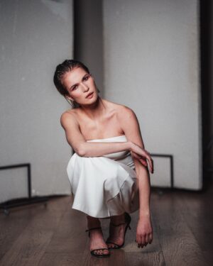 Lukerya Ilyashenko Instagram - Некоторые считают, что современная минималистичная мода – это отказ от самовыражения. Дескать, не хочу ничего сказать своим внешним видом, кому интересно – пусть заглянет внутрь и увидит там мою личность. Я не согласна! Сдержанность и минимализм – это тоже самовыражение. Вот я такая – спокойная, с достоинством, качественная. Ну или я такая хочу быть)) по крайней мере моя рука на данном этапе тянется именно к таким предметам гардероба. И эта рука недавно схватила юбку и корсет от бренда Pompa, из их последней коллекции Pompa Mystic Night. Зацените – монохромное, лаконичное, при этом очень качественное. Мистик найт – действительно, есть в этом что-то загадочное, слету не поймешь, к такому платью хочется подойти и заговорить с человеком внутри. Вам нра?

Реклама. ООО «Крафт», ИНН: 7802090499, erid: 2SDnjeFqpXV