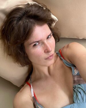 Lukerya Ilyashenko Instagram - Первый раз на йоге я была лет 12 назад. Пришла, помню, и подумала «Фигня какая-то. Ничего не получается, во-первых. А во-вторых, всё в статике, ни закачки тебе, ни кардио. Фу!». Для йогини Леры из Сладкой жизни мне потом пару асан на съемках показали - на том наш бурный роман с йогой и закончился.
А вчера я решила преисполниться совокупностью психофизических практик вновь. Хорошо, думаю, что преисполняться выдалось не в Москве, позориться перед незнакомыми туристами-иностранцами которых больше никогда не увидишь психологически проще. 
Прихожу на урок, а там вдруг всё получается, и всё - знакомое. Одно упражнение используется в лечебной гимнастике для спины, другое - на уроках растяжки, третье, оказывается, уже давно перекочевало в балет. Короче, успех полный. Урок я закончила с триумфом. И вообще, теперь я  планирую продолжать. Можно сколько угодно восхвалять свои силы моральные и физические, мол, такой я молодец, люблю спорт, люблю потеть, страдать и мучиться, но если найдется альтернатива этому самоистязанию с теми же результатами, то я с нетерпением в нее вцеплюсь. Собственно уже и вцепилась.