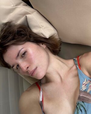 Lukerya Ilyashenko Instagram - Первый раз на йоге я была лет 12 назад. Пришла, помню, и подумала «Фигня какая-то. Ничего не получается, во-первых. А во-вторых, всё в статике, ни закачки тебе, ни кардио. Фу!». Для йогини Леры из Сладкой жизни мне потом пару асан на съемках показали - на том наш бурный роман с йогой и закончился.
А вчера я решила преисполниться совокупностью психофизических практик вновь. Хорошо, думаю, что преисполняться выдалось не в Москве, позориться перед незнакомыми туристами-иностранцами которых больше никогда не увидишь психологически проще. 
Прихожу на урок, а там вдруг всё получается, и всё - знакомое. Одно упражнение используется в лечебной гимнастике для спины, другое - на уроках растяжки, третье, оказывается, уже давно перекочевало в балет. Короче, успех полный. Урок я закончила с триумфом. И вообще, теперь я  планирую продолжать. Можно сколько угодно восхвалять свои силы моральные и физические, мол, такой я молодец, люблю спорт, люблю потеть, страдать и мучиться, но если найдется альтернатива этому самоистязанию с теми же результатами, то я с нетерпением в нее вцеплюсь. Собственно уже и вцепилась.