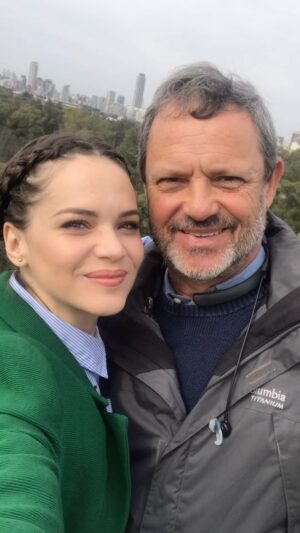 Luz Cipriota Instagram - Hoy se cumple un mes de tu partida…
Y aún no encuentro las palabras para expresar todo lo que siento dentro.
Solo me sale cantar… cantarte esa canción que tanto me pedías que te cante. Te quiero infinito Papá ♥️