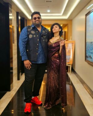 Maalavika Sundar Instagram - Thats how we roll !! ✨️❤️💫
First show of the New year and its with a favourite of mine ! 
" Maalavika Sundar Live ft Deepak Blue "

📸 the brilliant @rohin.roy