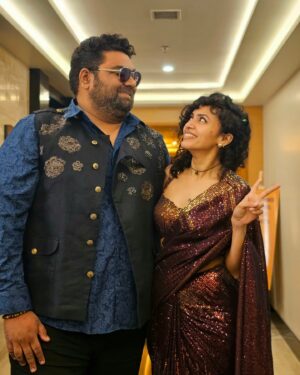 Maalavika Sundar Instagram - Thats how we roll !! ✨️❤️💫
First show of the New year and its with a favourite of mine ! 
" Maalavika Sundar Live ft Deepak Blue "

📸 the brilliant @rohin.roy