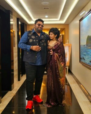 Maalavika Sundar Instagram - Thats how we roll !! ✨️❤️💫
First show of the New year and its with a favourite of mine ! 
" Maalavika Sundar Live ft Deepak Blue "

📸 the brilliant @rohin.roy