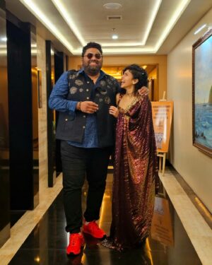Maalavika Sundar Instagram - Thats how we roll !! ✨️❤️💫
First show of the New year and its with a favourite of mine ! 
" Maalavika Sundar Live ft Deepak Blue "

📸 the brilliant @rohin.roy