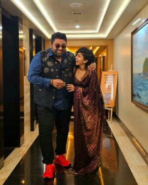 Maalavika Sundar Instagram - Thats how we roll !! ✨️❤️💫
First show of the New year and its with a favourite of mine ! 
" Maalavika Sundar Live ft Deepak Blue "

📸 the brilliant @rohin.roy