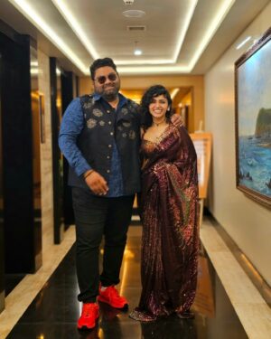 Maalavika Sundar Instagram - Thats how we roll !! ✨️❤️💫
First show of the New year and its with a favourite of mine ! 
" Maalavika Sundar Live ft Deepak Blue "

📸 the brilliant @rohin.roy