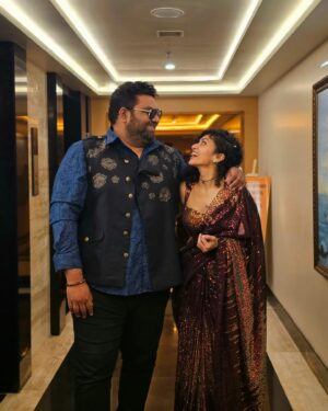 Maalavika Sundar Instagram - Thats how we roll !! ✨️❤️💫
First show of the New year and its with a favourite of mine ! 
" Maalavika Sundar Live ft Deepak Blue "

📸 the brilliant @rohin.roy