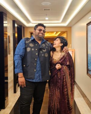 Maalavika Sundar Instagram - Thats how we roll !! ✨️❤️💫
First show of the New year and its with a favourite of mine ! 
" Maalavika Sundar Live ft Deepak Blue "

📸 the brilliant @rohin.roy