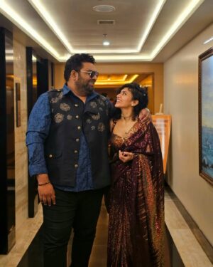 Maalavika Sundar Instagram - Thats how we roll !! ✨️❤️💫
First show of the New year and its with a favourite of mine ! 
" Maalavika Sundar Live ft Deepak Blue "

📸 the brilliant @rohin.roy