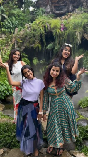 Maanasi G Kannan Instagram - Nanga Jeichtom 🥳🥳🧿🧿🧿🧿
Thankyou @legsgo_holidays for arranging a wonderful Singapore and Bali trip♥️🧿🧿🧿🧿🧿