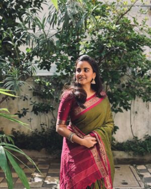 Maanasi G Kannan Instagram - In my chamathu girl phase 🌚❤️

#maanasi #maanasisupersinger #saree #sareegirl