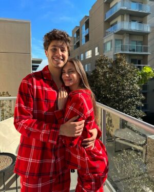 Macarena Achaga Instagram - feliz navidad (2024 - 2021) 🎁
si, este año @juanpa eligió los outfits (y la música) 🎄
de nuestra fam para la suya, les deseamos lo mejor 🫶