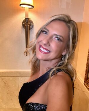 Macarena Tondreau Instagram - Y aquí van algunas fotos de la cena de gala de @marcanthony y su fundación @maestrocares 
Quise usar nuevamente este hermoso vestido de mi querida @makarena_montaner . Eres seca Maquita. El maquillaje y peinado de @bymaacaa Hermoso Maquis! (Puras Macas!!😂) y mi sonrisa radiante como siempre, gracias a @oral_class @ruthsilvabyoralclass Pasamos una noche muy linda y pudimos aportar con un granito de arena para que los niños tengan una mejor oportunidad de vida❤️
@alfalonxo @iamdondani 
#fundacionmaestrocares #gala #look #lookgala #vestidogala #looks #datoslook