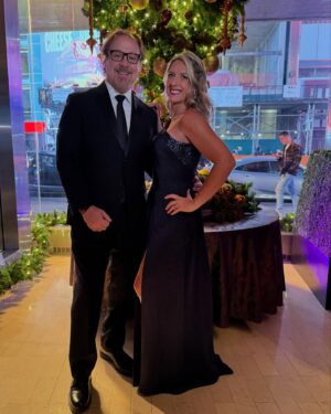 Macarena Tondreau Instagram - Y aquí van algunas fotos de la cena de gala de @marcanthony y su fundación @maestrocares 
Quise usar nuevamente este hermoso vestido de mi querida @makarena_montaner . Eres seca Maquita. El maquillaje y peinado de @bymaacaa Hermoso Maquis! (Puras Macas!!😂) y mi sonrisa radiante como siempre, gracias a @oral_class @ruthsilvabyoralclass Pasamos una noche muy linda y pudimos aportar con un granito de arena para que los niños tengan una mejor oportunidad de vida❤️
@alfalonxo @iamdondani 
#fundacionmaestrocares #gala #look #lookgala #vestidogala #looks #datoslook
