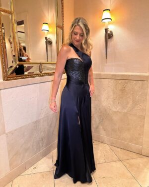 Macarena Tondreau Instagram - Y aquí van algunas fotos de la cena de gala de @marcanthony y su fundación @maestrocares 
Quise usar nuevamente este hermoso vestido de mi querida @makarena_montaner . Eres seca Maquita. El maquillaje y peinado de @bymaacaa Hermoso Maquis! (Puras Macas!!😂) y mi sonrisa radiante como siempre, gracias a @oral_class @ruthsilvabyoralclass Pasamos una noche muy linda y pudimos aportar con un granito de arena para que los niños tengan una mejor oportunidad de vida❤️
@alfalonxo @iamdondani 
#fundacionmaestrocares #gala #look #lookgala #vestidogala #looks #datoslook
