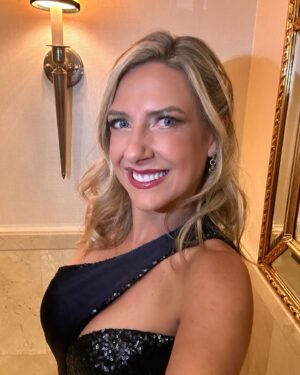 Macarena Tondreau Instagram - Y aquí van algunas fotos de la cena de gala de @marcanthony y su fundación @maestrocares 
Quise usar nuevamente este hermoso vestido de mi querida @makarena_montaner . Eres seca Maquita. El maquillaje y peinado de @bymaacaa Hermoso Maquis! (Puras Macas!!😂) y mi sonrisa radiante como siempre, gracias a @oral_class @ruthsilvabyoralclass Pasamos una noche muy linda y pudimos aportar con un granito de arena para que los niños tengan una mejor oportunidad de vida❤️
@alfalonxo @iamdondani 
#fundacionmaestrocares #gala #look #lookgala #vestidogala #looks #datoslook
