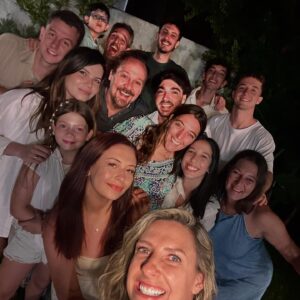 Macarena Tondreau Instagram - Gracias 2024 por seguir enseñándome que el amor tiene distintas formas y caras….Fue un año lleno de emociones. La llegada de nuestro Clementito, @gianpierosampieri y @v___t___m comenzaron su nuevo camino como padres increíbles y nosotros con @alfalonxo como abuelos babosos y pollos cada día más enamorados y partners. La @martisampieri.t cada día más feliz y tremenda 
mujer…acompañada de su @diegovalenzuela11 que ya es uno más de nosotros La #celestealonsotondreau entrando en una nueva etapa y siempre llenándonos de amor y sonrisas. 
Los primos uruguayos con quienes partimos cada año nuevo con esos abrazos infaltables y mi familia Chilena que después de algunos sustos que tuvimos…siguen firmes avanzando con todo. 
Y mis amigos que hoy ya son familia. Podría pedir algo más? De verdad tengo todo lo que siempre soñé…Gracias, mil gracias
Vamos 2025…. Te espero con los brazos abiertos….❤️