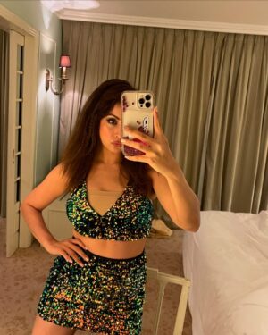 Madhura Naik Instagram - Just a bunch of random mirror selfies 😁🙏🌹

PS: my mother @chandan1959 took these pics ☺️😂