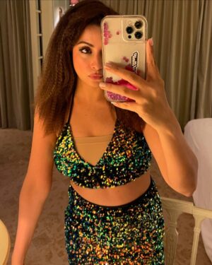 Madhura Naik Instagram - Just a bunch of random mirror selfies 😁🙏🌹

PS: my mother @chandan1959 took these pics ☺️😂