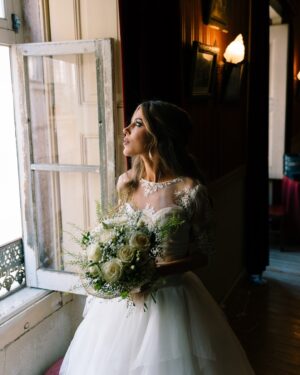 Mafalda Creative Instagram - Foi assim que, em Dezembro, dissemos o “Sim” por várias salas de Teatro do país. E tal como todas as influencers, pedimos para não gravarem nada, e agora vamos expor tudo. 👰‍♀️🤵‍♀️ Bom Domingo, na companhia de um Plágio feat Agir. Já disponível no Youtube. PS: não faremos giveaway do véu.