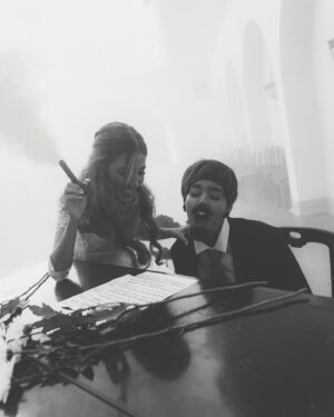 Mafalda Creative Instagram - Foi assim que, em Dezembro, dissemos o “Sim” por várias salas de Teatro do país. E tal como todas as influencers, pedimos para não gravarem nada, e agora vamos expor tudo. 👰‍♀️🤵‍♀️ Bom Domingo, na companhia de um Plágio feat Agir. Já disponível no Youtube. PS: não faremos giveaway do véu.