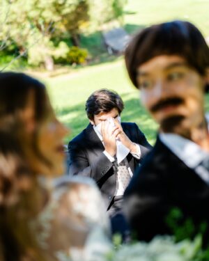 Mafalda Creative Instagram - Foi assim que, em Dezembro, dissemos o “Sim” por várias salas de Teatro do país. E tal como todas as influencers, pedimos para não gravarem nada, e agora vamos expor tudo. 👰‍♀️🤵‍♀️ Bom Domingo, na companhia de um Plágio feat Agir. Já disponível no Youtube. PS: não faremos giveaway do véu.