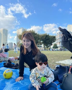 Mai Hakase Instagram - 息子のスクールの秋休みが今日で終わり🍂
全力で遊んだね😎（宿題たくさんでギリギリ間に合った）
11月入ったのに外は暖かくて今日もお出かけ日和でした☀️
インスタに載せることたくさんあるのに、全然追いつきません😰子連れ韓国旅行のこともたくさん載せたい予定です☺️
マメなタイプじゃないのでなかなか更新滞ってますが、はりきって投稿します✊

#2児ママ #男の子ママ #女の子ママ #子連れ韓国 #ママコーデ