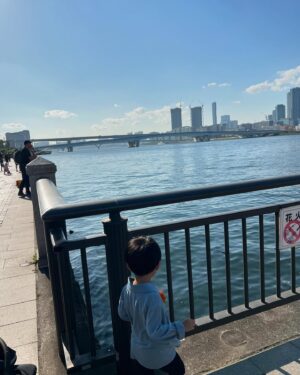 Mai Hakase Instagram - 息子のスクールの秋休みが今日で終わり🍂
全力で遊んだね😎（宿題たくさんでギリギリ間に合った）
11月入ったのに外は暖かくて今日もお出かけ日和でした☀️
インスタに載せることたくさんあるのに、全然追いつきません😰子連れ韓国旅行のこともたくさん載せたい予定です☺️
マメなタイプじゃないのでなかなか更新滞ってますが、はりきって投稿します✊

#2児ママ #男の子ママ #女の子ママ #子連れ韓国 #ママコーデ