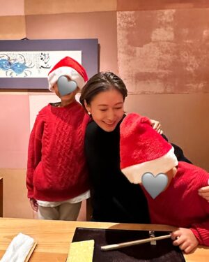 Maki Tamaru Instagram - 12月25日
🎅
バリ島から朝成田空港✈️に到着

睡眠は飛行機の中で取ると言う
少しハードなクリスマスイヴとクリスマスをまたいで
空港からの帰りは、築地のすしざんまいへ
飛び込み朝ご飯兼ランチ^ ^

そして
我が家に到着したら
子供たちに
サンタさんが来てくれていました✨👏

恐竜たち
一生懸命、サンタさんにお手紙を書いて
毎日　ソワソワ　祈っていたので🙏

プレゼントが届いて🎁
めちゃめちゃ感動🥺しまくり笑

ちょっとウルウルしながら
ひたすら喜んでいて

いつまで　このような景色が見れるのだろうかと
いろんな気持ちで、彼らの笑顔を　
ときめきながら眺めていました

（ここだけの話、🤪
私実は高校2年生までサンタさん信じてました。やばいよね😂笑笑）

帰宅してからも　なかなか賑やかな我が家💦

そこから洗濯できるものは洗濯機に入れて

会社へ　🚗💨
ある程度仕事を片付けて、帰宅

帰宅後

⭐︎野マネージャーが
オスカープロモーションの事務所に届いた嬉しい素敵な
プレゼントを持って
サンタクロース🤶しに我が家に来てくれました🙏

⭐︎野マネージャーと
スケジュールの打ち合わせ等していたら

インスタライブの時間に♪✨✨

Adéのチームと星野くんがいて、ヘアメイクの
みゆきちゃんがいると言う　笑笑
なかなかレアな顔揃い

なんだかとっても賑やかな楽しい空間で
皆さんと2024年の締めくくり

少しの時間ではありましたが
25日のクリスマス時間を　フォロワーの皆様と
ご一緒できて
ほんとに楽しかったです♡♡♡♡♡
ありがとうございました🙏🙏🙏

それから
昨夜は家族で　クリスマス🤶ディナー🎉

夕方になって
機内睡眠の疲れも出たのか
家族で行った食事処で

シャンパン🥂一杯で　なかなか酔っ払いの私　
眠たいやら　楽しいやらで　爆笑
もともとお酒は強くないので
3杯も飲んだらベロベロなんですが

昨日は1杯で相当ご機嫌さん　笑笑

食事処で子供たちがゲラゲラ笑い
酔っ払いの私をいじりながら
相方さんと３人で
いろんな動画を撮ってくれていました
(￣∇￣)

そして迎えた今日の朝
今日は撮影のため、11時に
ヘアメイクのみゆきちゃんが
我が家にやってくる

なかなか　すべての家の片付けも終わらぬまま
年末は　なんだかんだとやることが多く

朝　ゆっくりコーヒーを飲む時間が
なかったので、お風呂に入りながらのコーヒー笑☕️🛀💦

今日の仕事は、久しぶりに
スタイリスト小原ちゃんとも会えて
楽しかった^_^

準備が終わったら
⭐︎野マネージャーとみんなで銀座の現場へ🚗💨

年末の銀座はとっても華やかで
たくさんの人で賑わっていました

今日スタイリスト小原ちゃんが持ってきてくれた
@therow  の真っ白なパンプスがかっこよかった💪

さて、今からベッドリネンを全て洗って
アイロンかけるぞ💪
