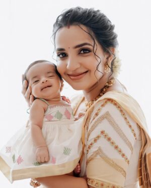 Malavika Krishnadas Instagram - Gulsumani 😘🩷🧿

PC: @talesofcandybabies 
Styling & blouse : @sabarinathk_ 
MUA : @__ektha_bridesofficial @groomup__makeover 
Saree : @kasavukada_ 
Kurthi : @by_anjaly 
Baby’s outfit : @vasudevan.arun 
Accessories: @mayoorajewelerydesigns