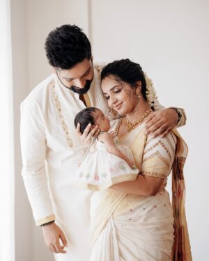 Malavika Krishnadas Instagram - With the love of my life by my side and my little angel in my arms, my heart is full and life feels complete. ❤️✨
.

PC: @talesofcandybabies 
Styling & blouse : @sabarinathk_ 
MUA : @__ektha_bridesofficial @groomup__makeover 
Saree : @kasavukada_ 
Kurthi : @by_anjaly 
Baby’s outfit : @vasudevan.arun 
Accessories: @mayoorajewelerydesigns