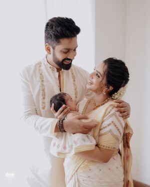 Malavika Krishnadas Instagram - With the love of my life by my side and my little angel in my arms, my heart is full and life feels complete. ❤️✨
.

PC: @talesofcandybabies 
Styling & blouse : @sabarinathk_ 
MUA : @__ektha_bridesofficial @groomup__makeover 
Saree : @kasavukada_ 
Kurthi : @by_anjaly 
Baby’s outfit : @vasudevan.arun 
Accessories: @mayoorajewelerydesigns