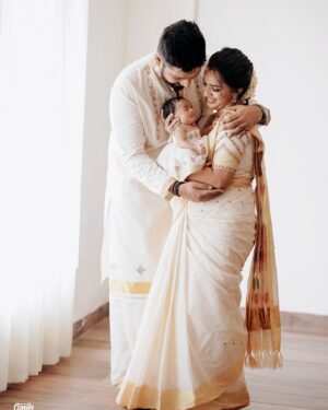 Malavika Krishnadas Instagram - With the love of my life by my side and my little angel in my arms, my heart is full and life feels complete. ❤️✨
.

PC: @talesofcandybabies 
Styling & blouse : @sabarinathk_ 
MUA : @__ektha_bridesofficial @groomup__makeover 
Saree : @kasavukada_ 
Kurthi : @by_anjaly 
Baby’s outfit : @vasudevan.arun 
Accessories: @mayoorajewelerydesigns