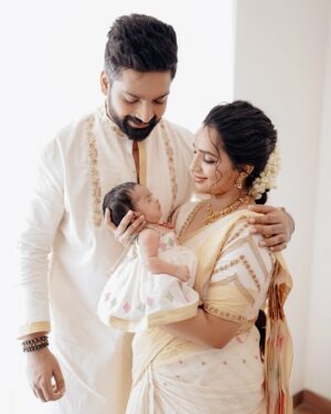 Malavika Krishnadas Instagram - With the love of my life by my side and my little angel in my arms, my heart is full and life feels complete. ❤️✨
.

PC: @talesofcandybabies 
Styling & blouse : @sabarinathk_ 
MUA : @__ektha_bridesofficial @groomup__makeover 
Saree : @kasavukada_ 
Kurthi : @by_anjaly 
Baby’s outfit : @vasudevan.arun 
Accessories: @mayoorajewelerydesigns